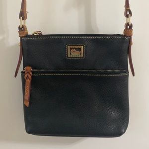 Dooney & Bourke letter carrier bag. Black.